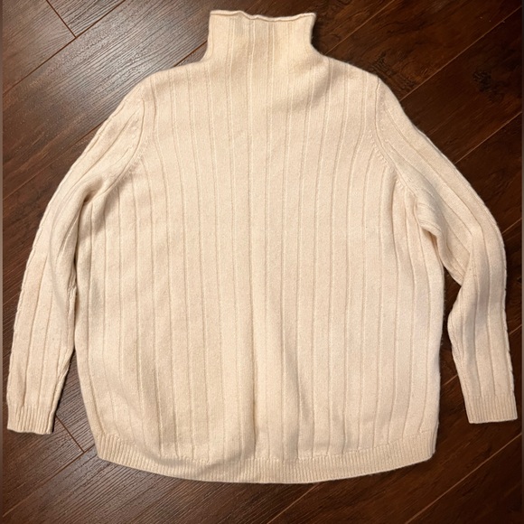 Wool turtleneck sweater - Picture 2 of 3